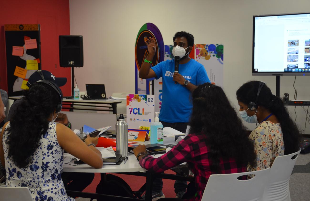 UN Volunteer Oshan Gunathilake, facilitating a session at the Youth Community Leadership Initiative (YCLI) programme