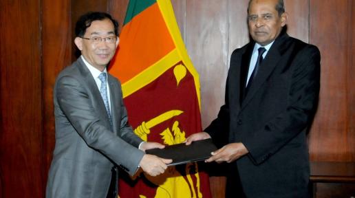 Mr. Xuebing Sun presents his credentials to Mr. Tilak Marapana, Minister of Foreign Affairs, as the new FAO Representative in Sri Lanka